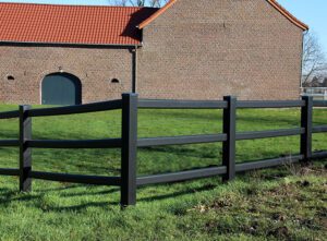 svart plaststaket
