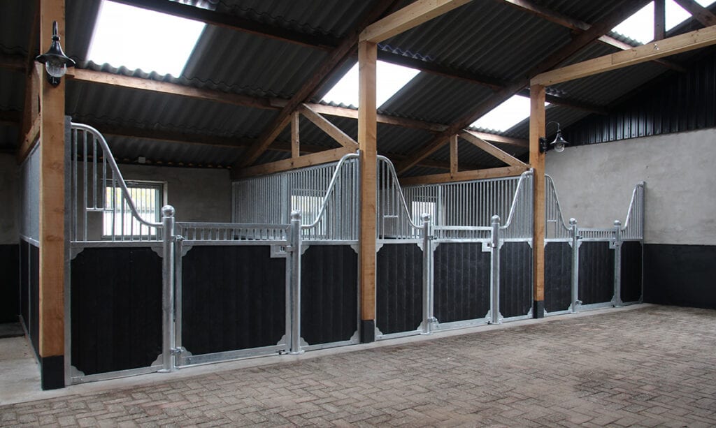 Referentie - Paardenboxen met gebinten - sfeervolle stal