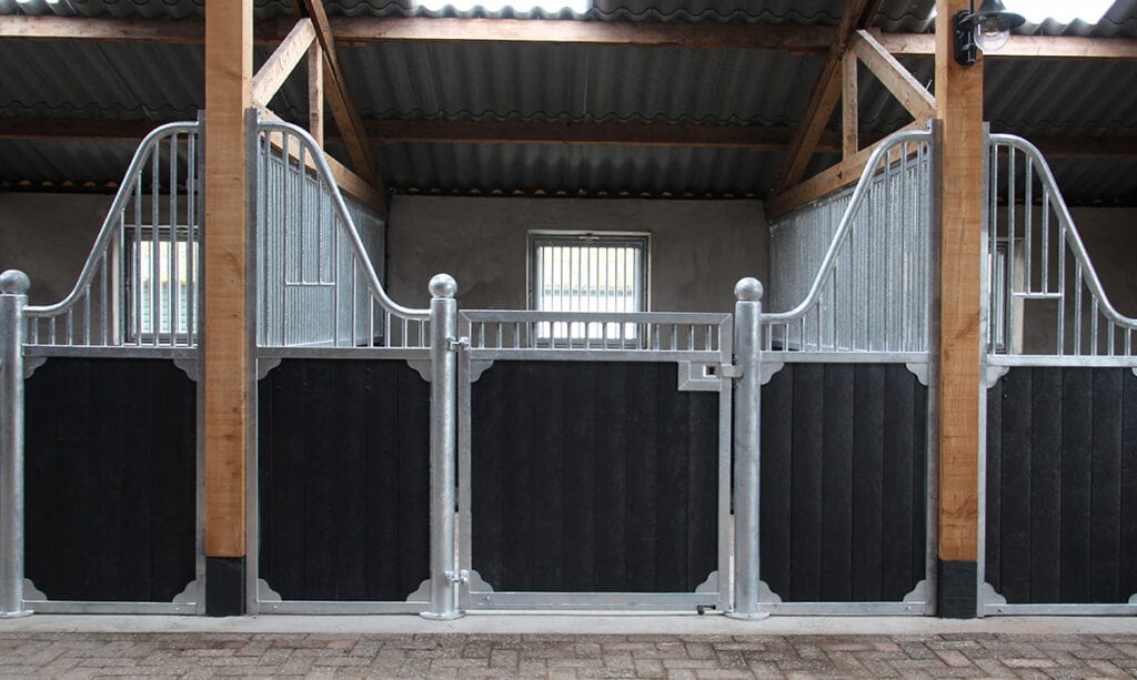 Referentie - paardenbox uit voorraad - stalwand