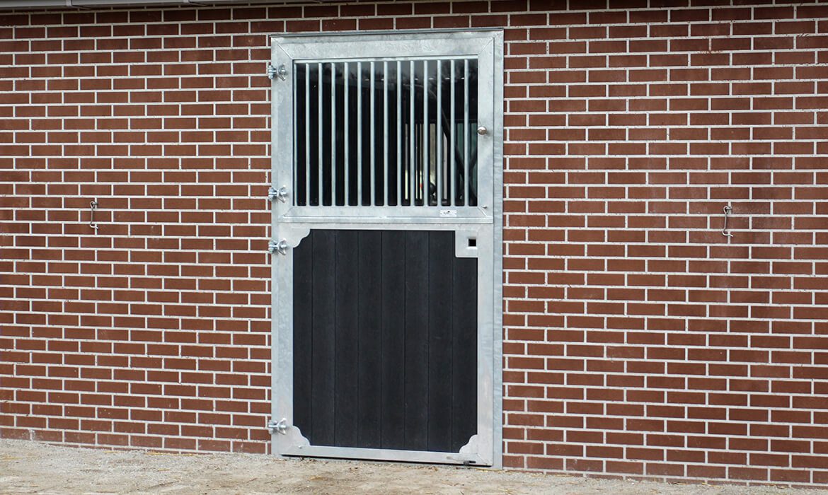 Paddock deur paarden
