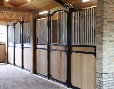 Stilfulla boxar i ett nybyggt stall