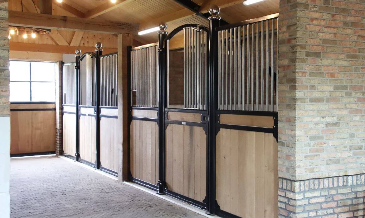 Stilfulla boxar i ett nybyggt stall