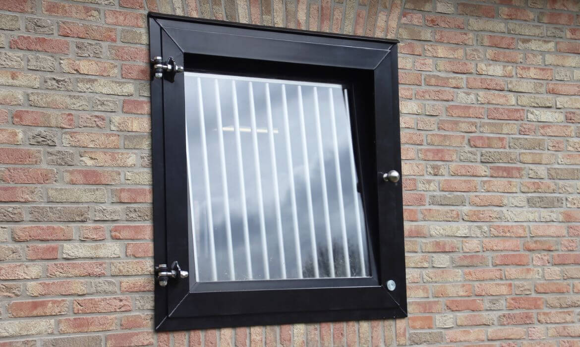 Stilfulla boxar i ett nybyggt stall