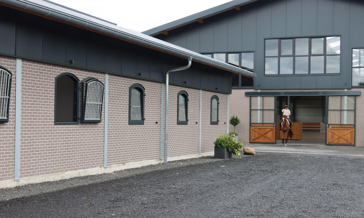 Komplett stallinredning med vridbara fronter